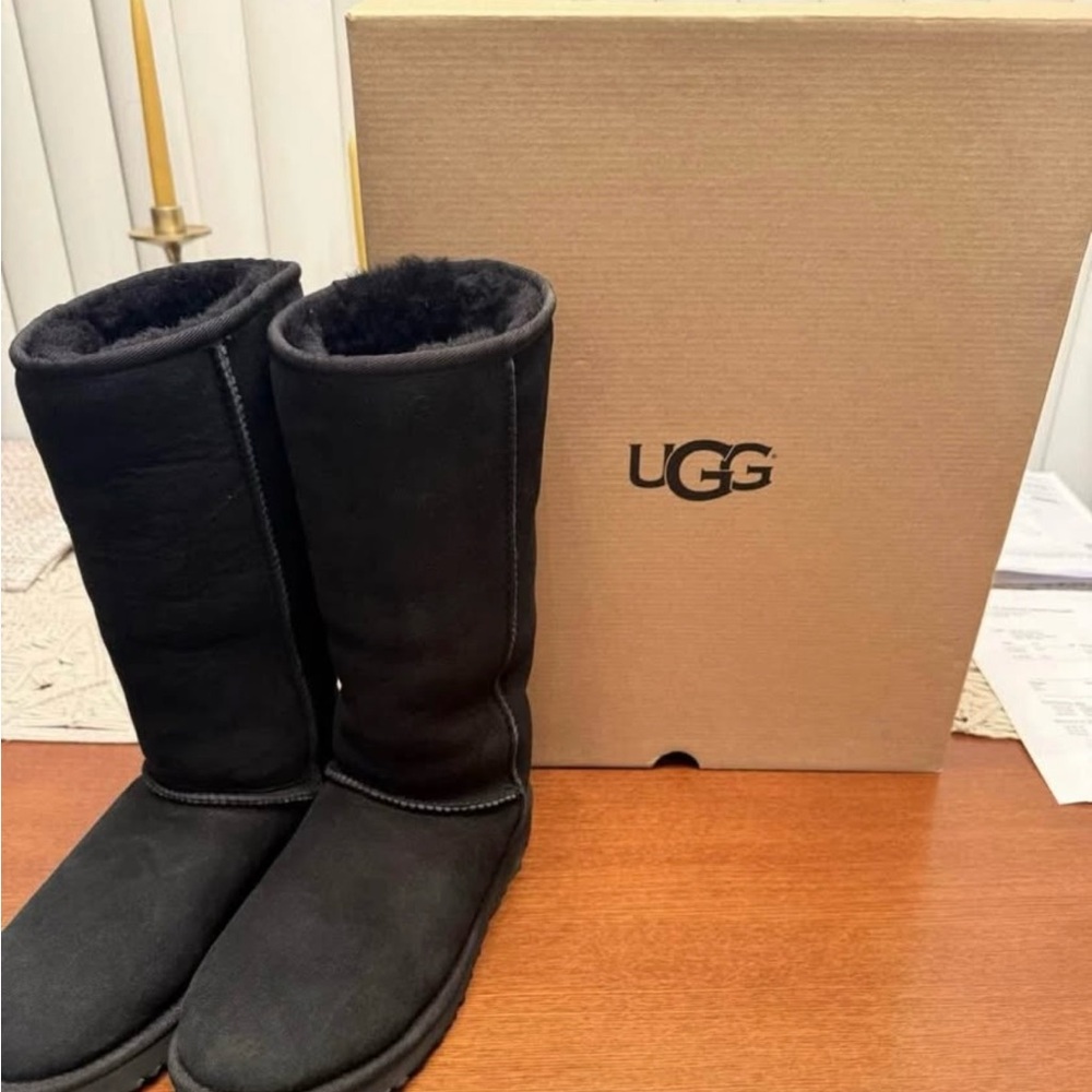 UGG Classic Black Womens Sheepskin boots size 7